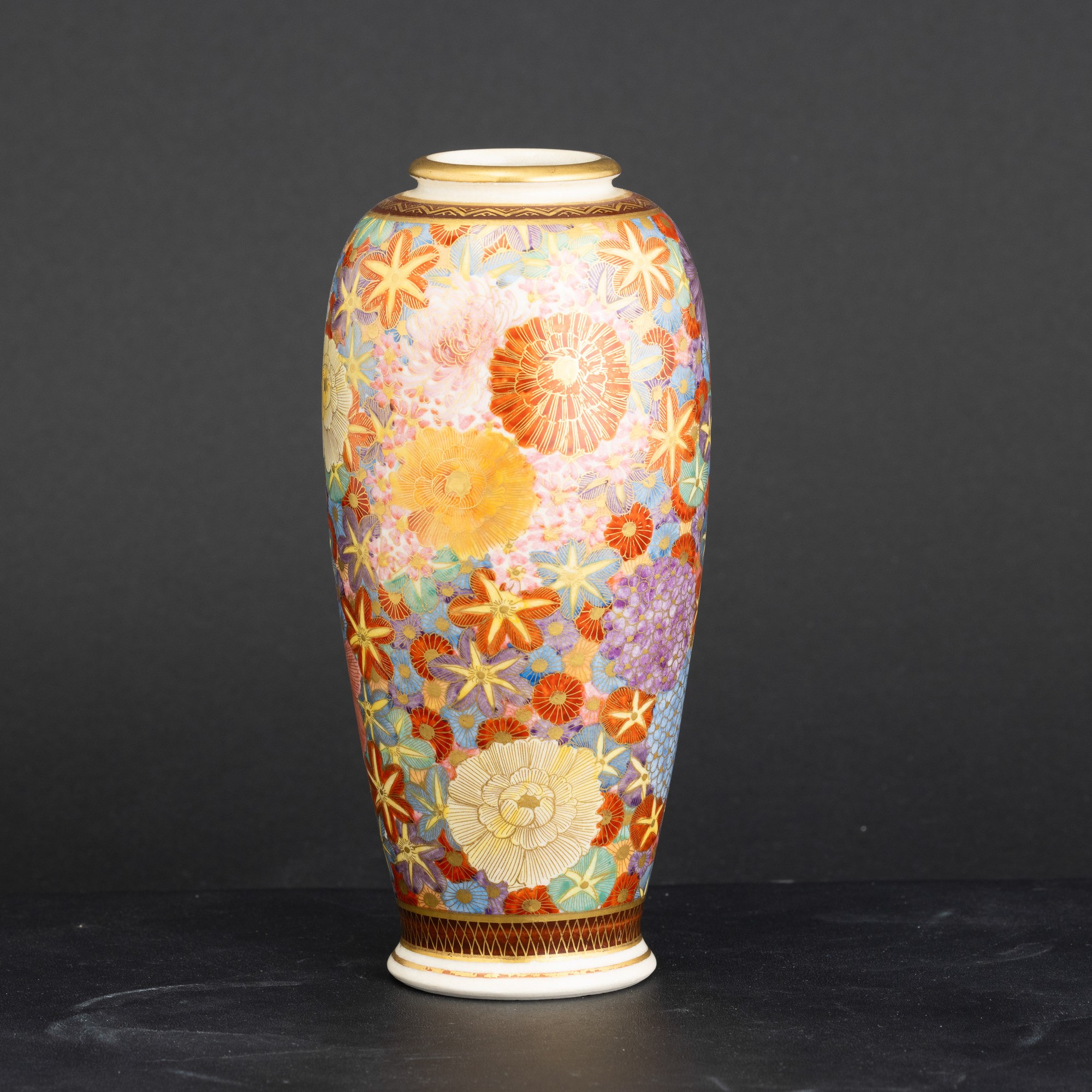 Vaso in porcellana a motivi floreali, Cina, XX secolo