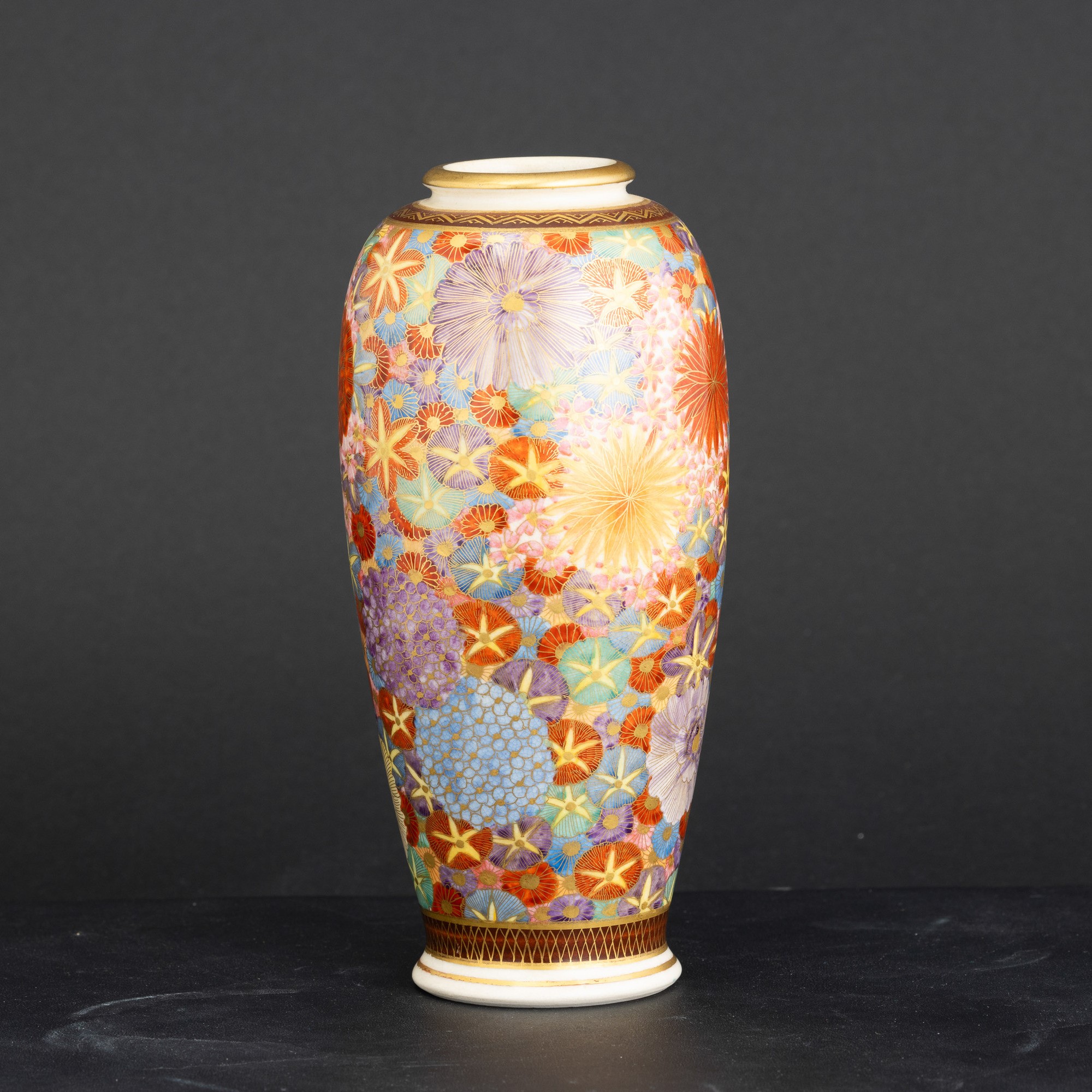 Vaso in porcellana a motivi floreali, Cina, XX secolo