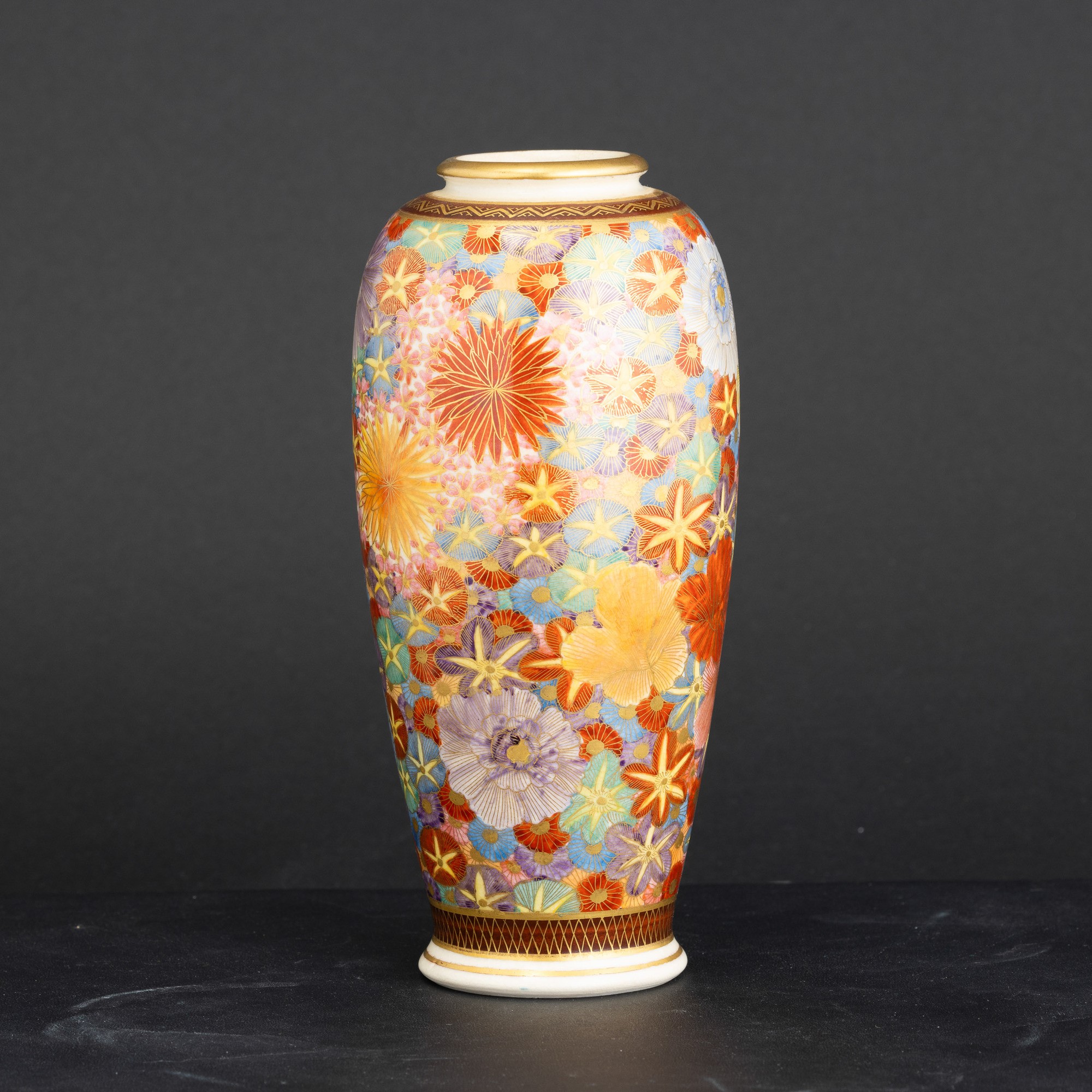 Vaso in porcellana a motivi floreali, Cina, XX secolo