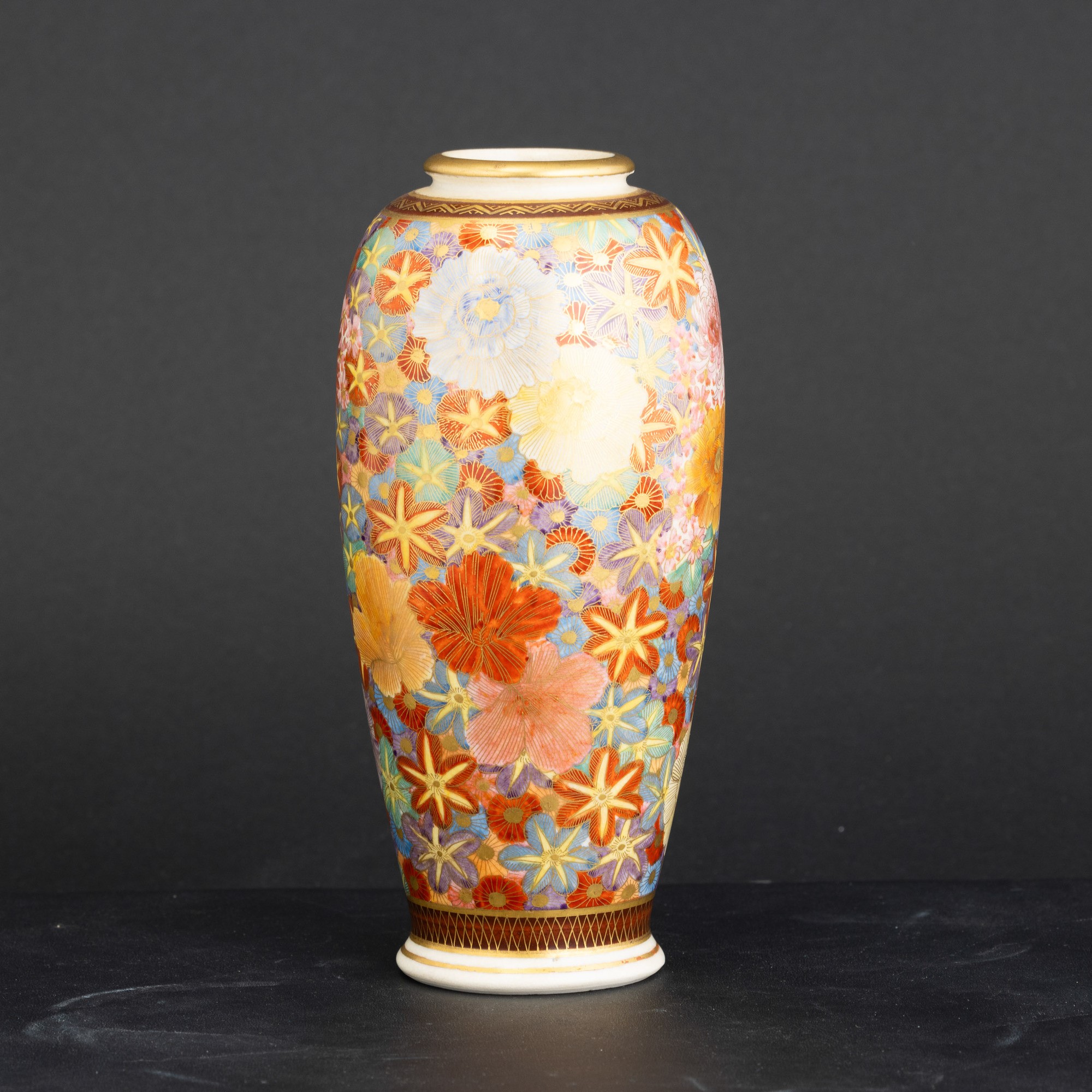 Vaso in porcellana a motivi floreali, Cina, XX secolo
