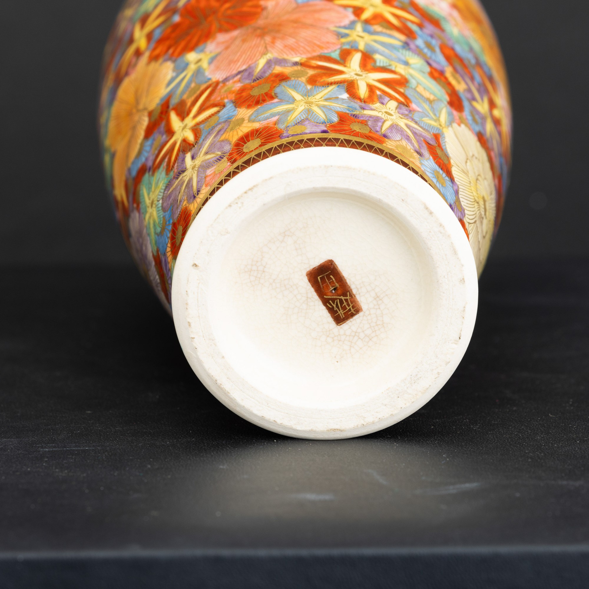 Vaso in porcellana a motivi floreali, Cina, XX secolo