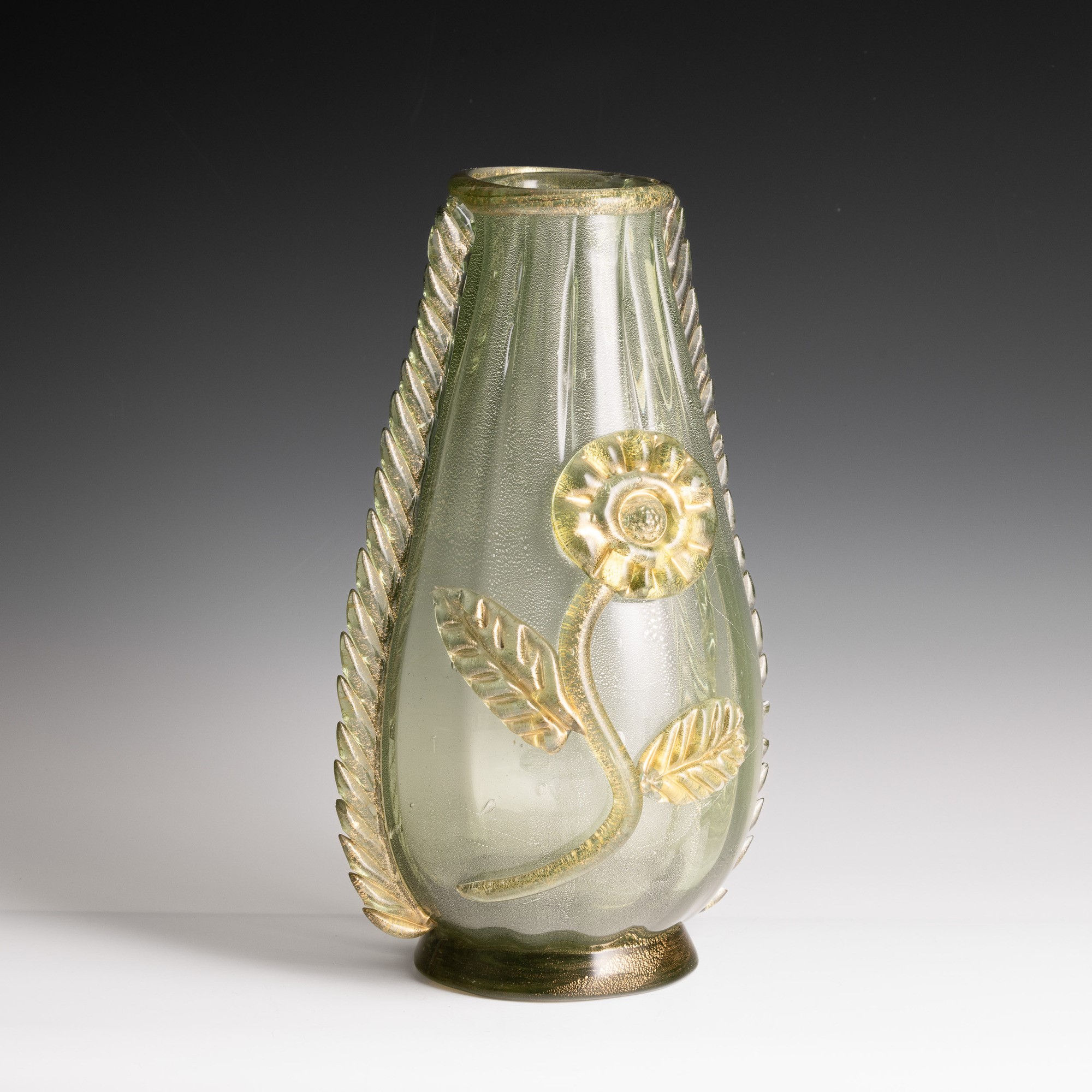 Vetreria Aureliano Toso (?), Vaso a goccia in vetro sommerso costolato con decorazioni in foglia ...