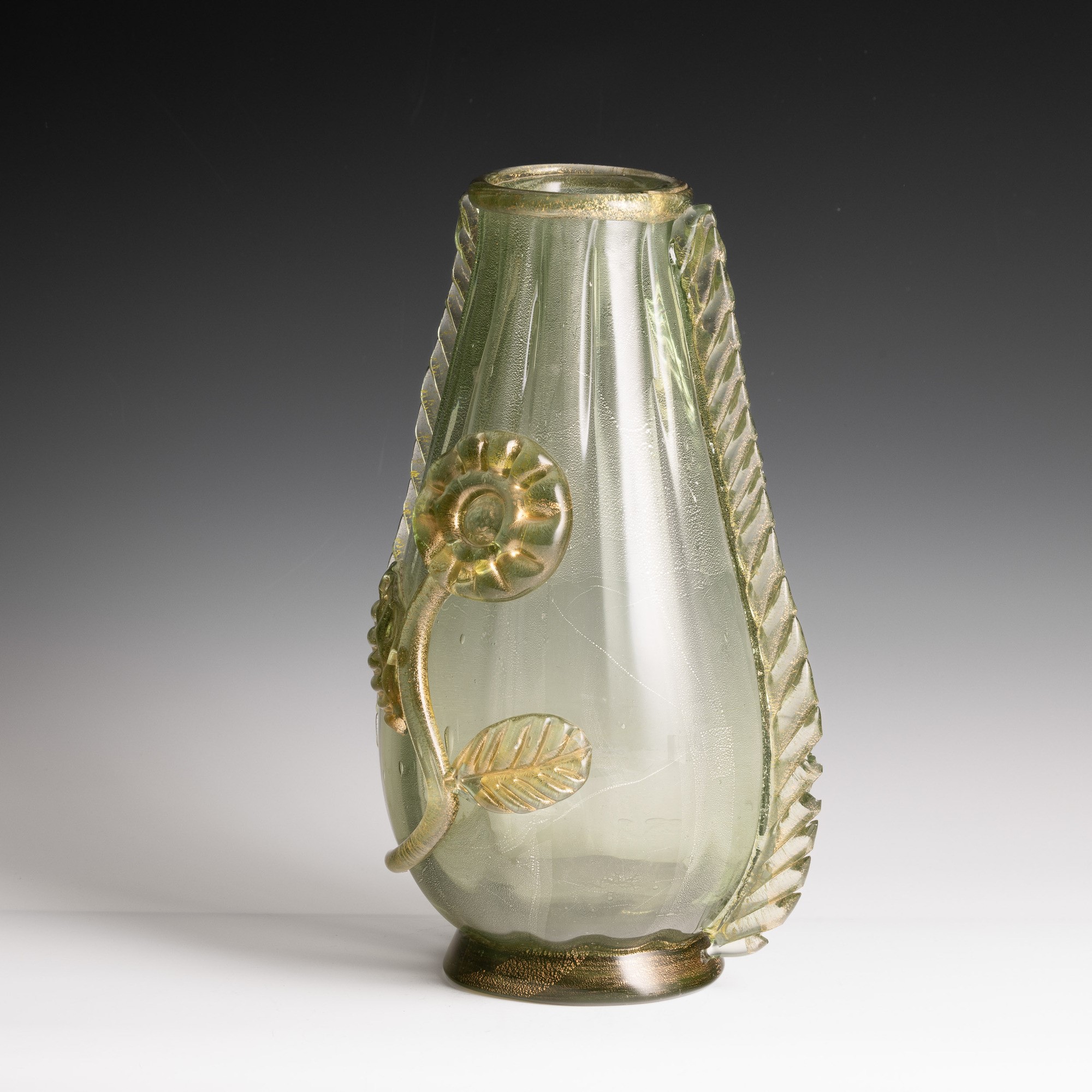 Vetreria Aureliano Toso (?), Vaso a goccia in vetro sommerso costolato con decorazioni in foglia ...