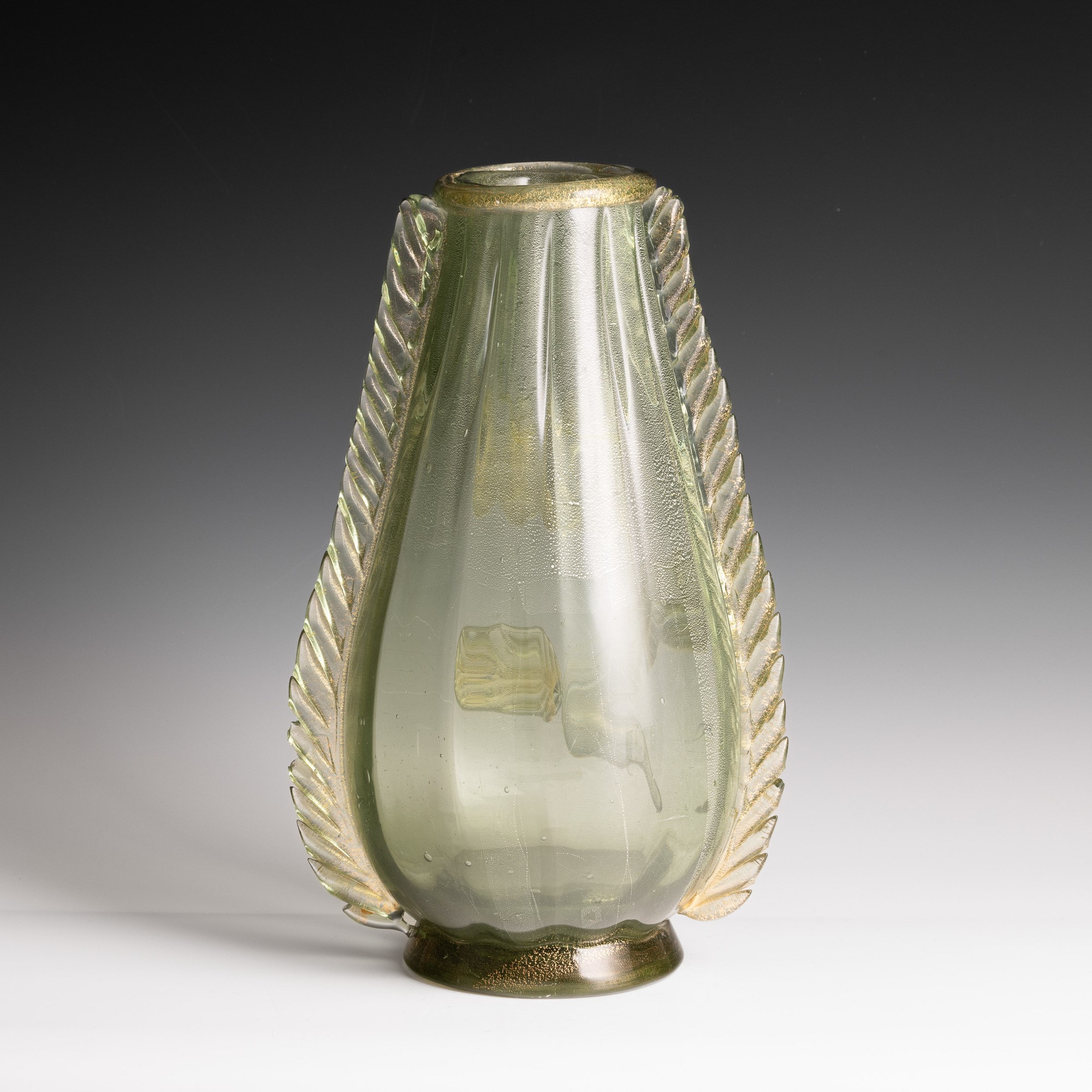 Vetreria Aureliano Toso (?), Vaso a goccia in vetro sommerso costolato con decorazioni in foglia ...