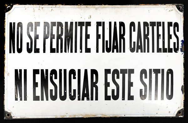“No se permite fijar carteles ni ensuciar este sitio” "Non è consentito affiggere cartelli o sporcare questo luogo."