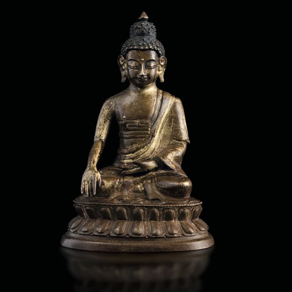 Figura di Buddha Sakyamuni seduto su doppio fiore di loto, Tibet, XVIII secolo