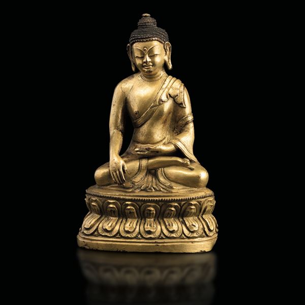 Figura di Buddha Sakyamuni seduto su doppio fiore di loto scolpita in bronzo dorato, Tibet, XVIII secolo