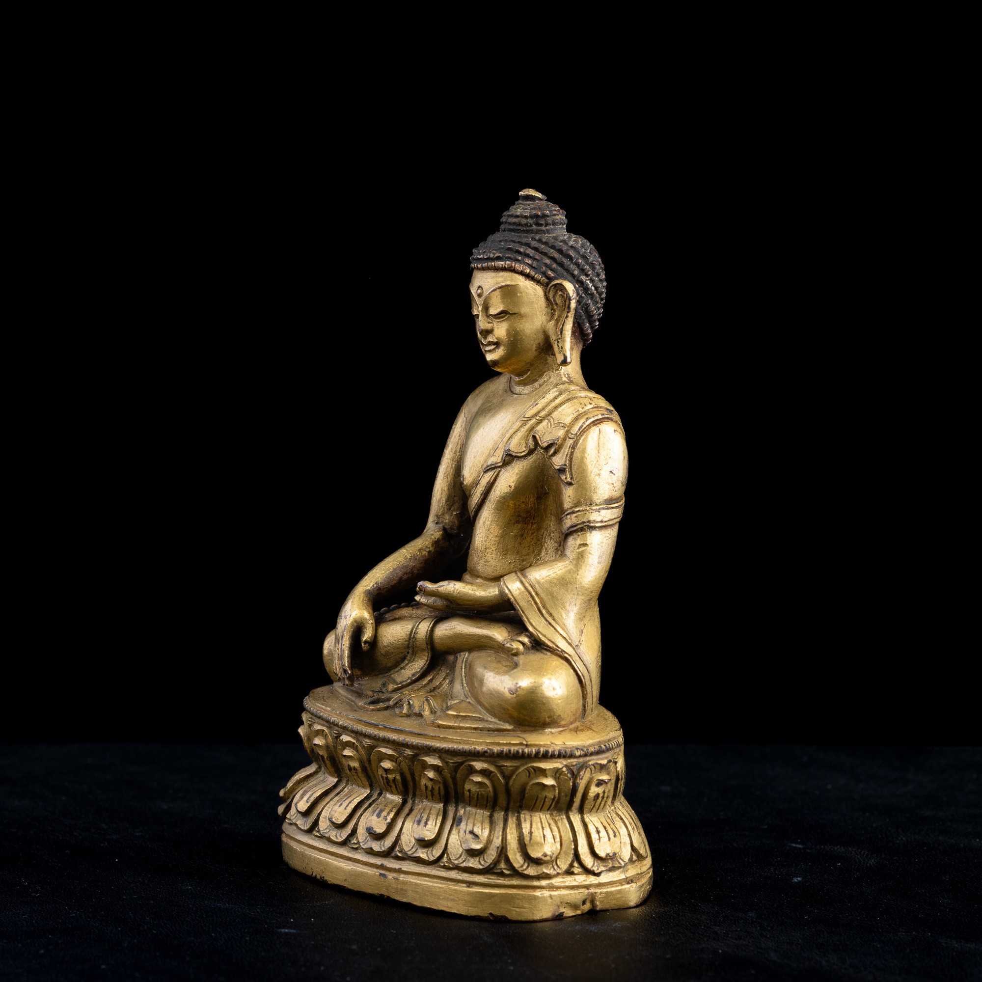 Figura di Buddha Sakyamuni Seduto su Doppio Fiore di Loto Scolpita in Bronzo Dorato, Tibet, XVIII...