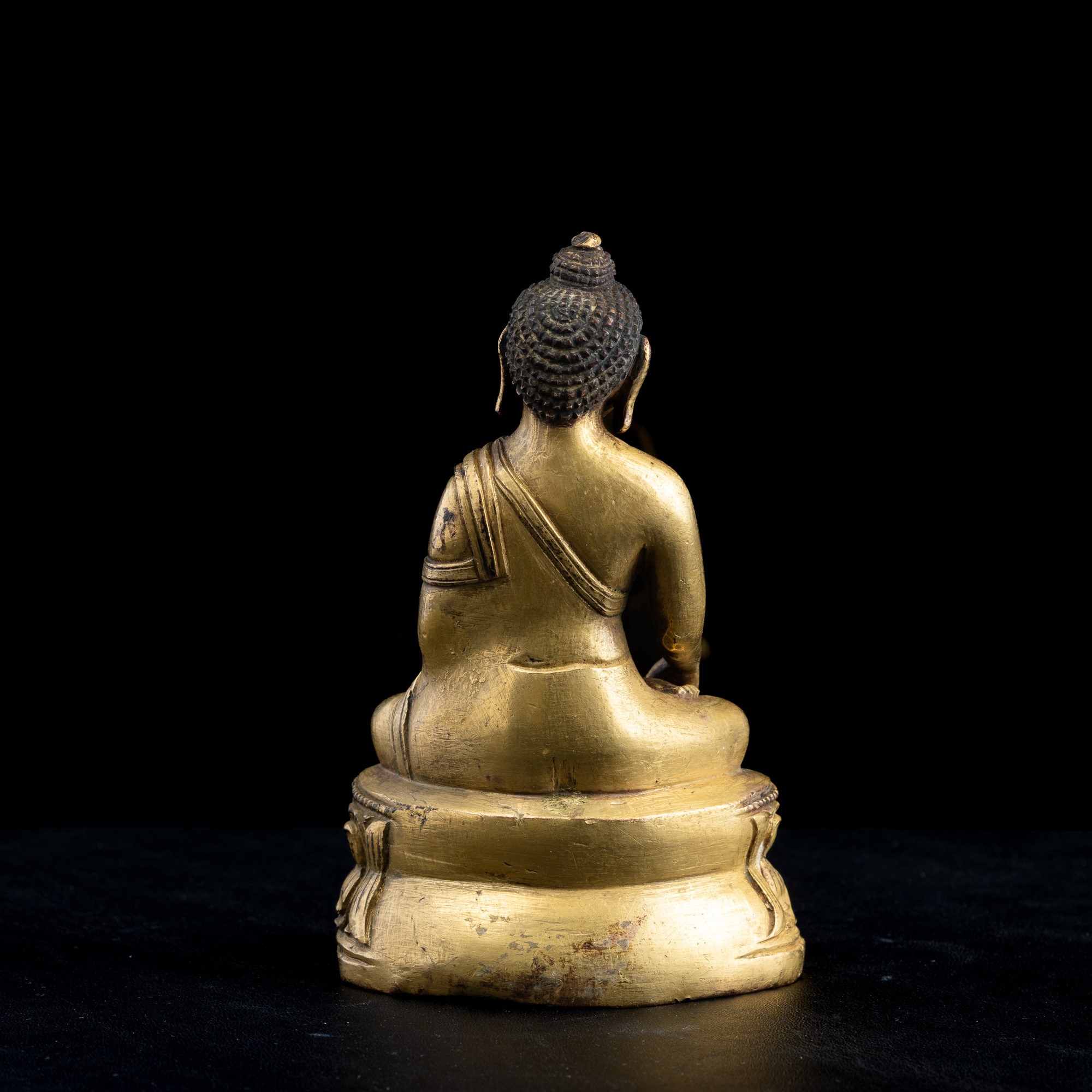 Figura di Buddha Sakyamuni Seduto su Doppio Fiore di Loto Scolpita in Bronzo Dorato, Tibet, XVIII...