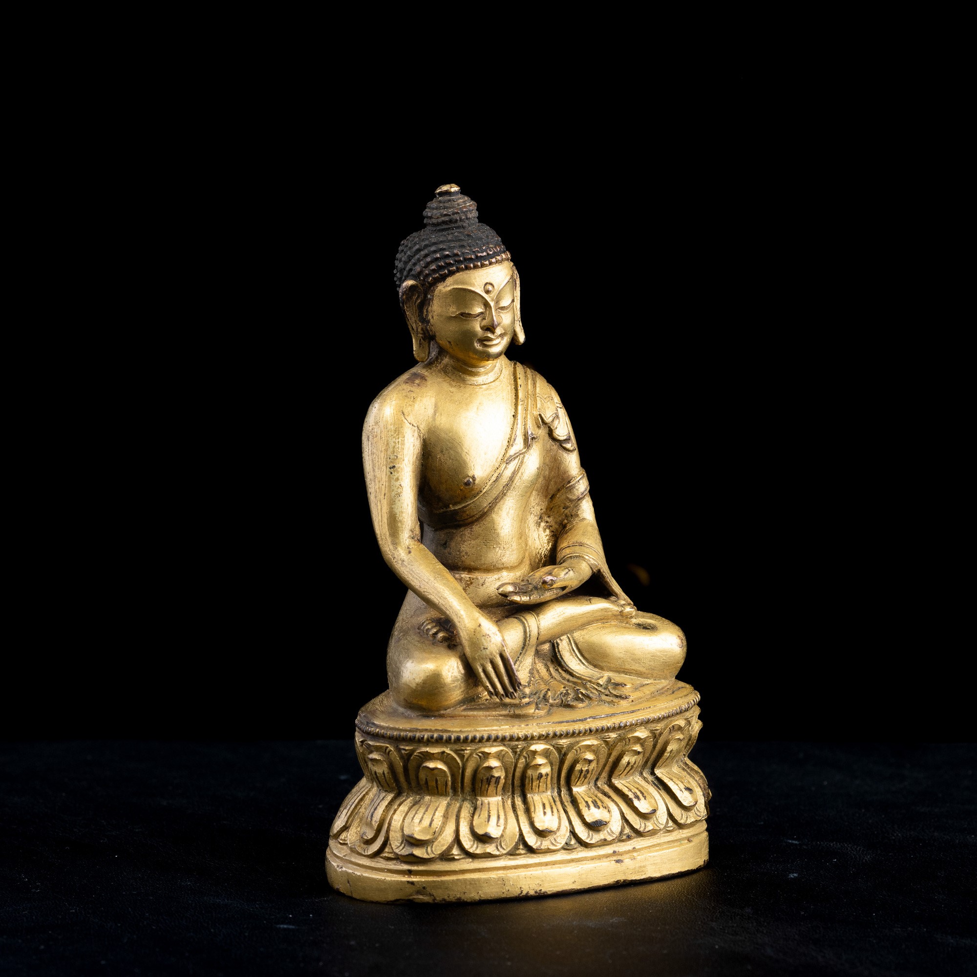 Figura di Buddha Sakyamuni Seduto su Doppio Fiore di Loto Scolpita in Bronzo Dorato, Tibet, XVIII...