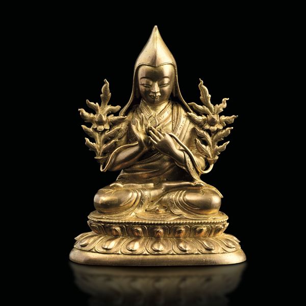 Figura scolpita in bronzo dorato raffigurante Lama Tsongkhapa seduto su doppio fiore di lotto, Cina, Dinastia Qing, XVIII secolo