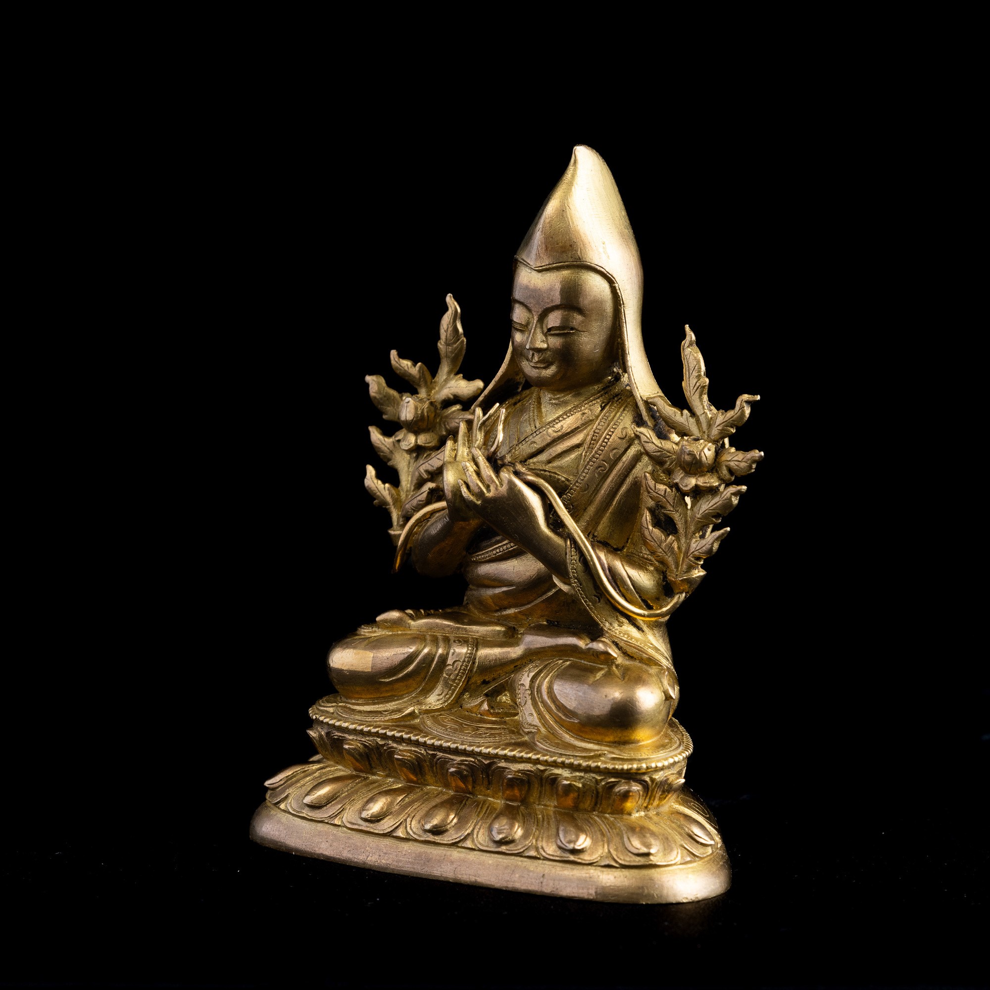 Figura Scolpita in Bronzo Dorato Raffigurante Lama Tsongkhapa Seduto su Doppio Fiore di Lotto, Ci...