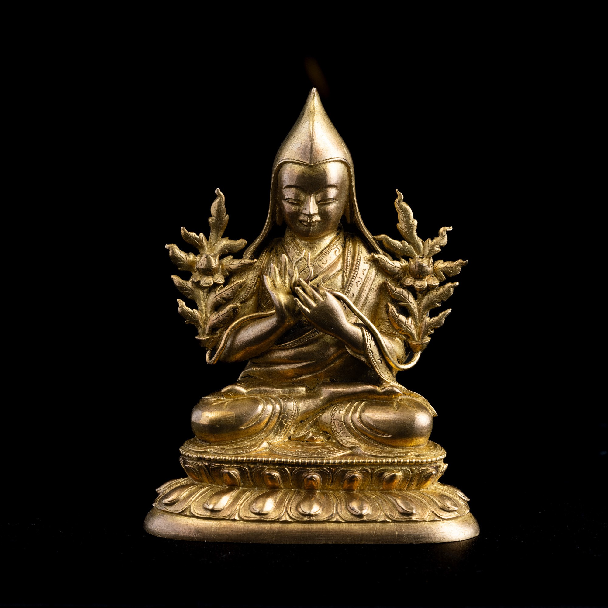 Figura Scolpita in Bronzo Dorato Raffigurante Lama Tsongkhapa Seduto su Doppio Fiore di Lotto, Ci...