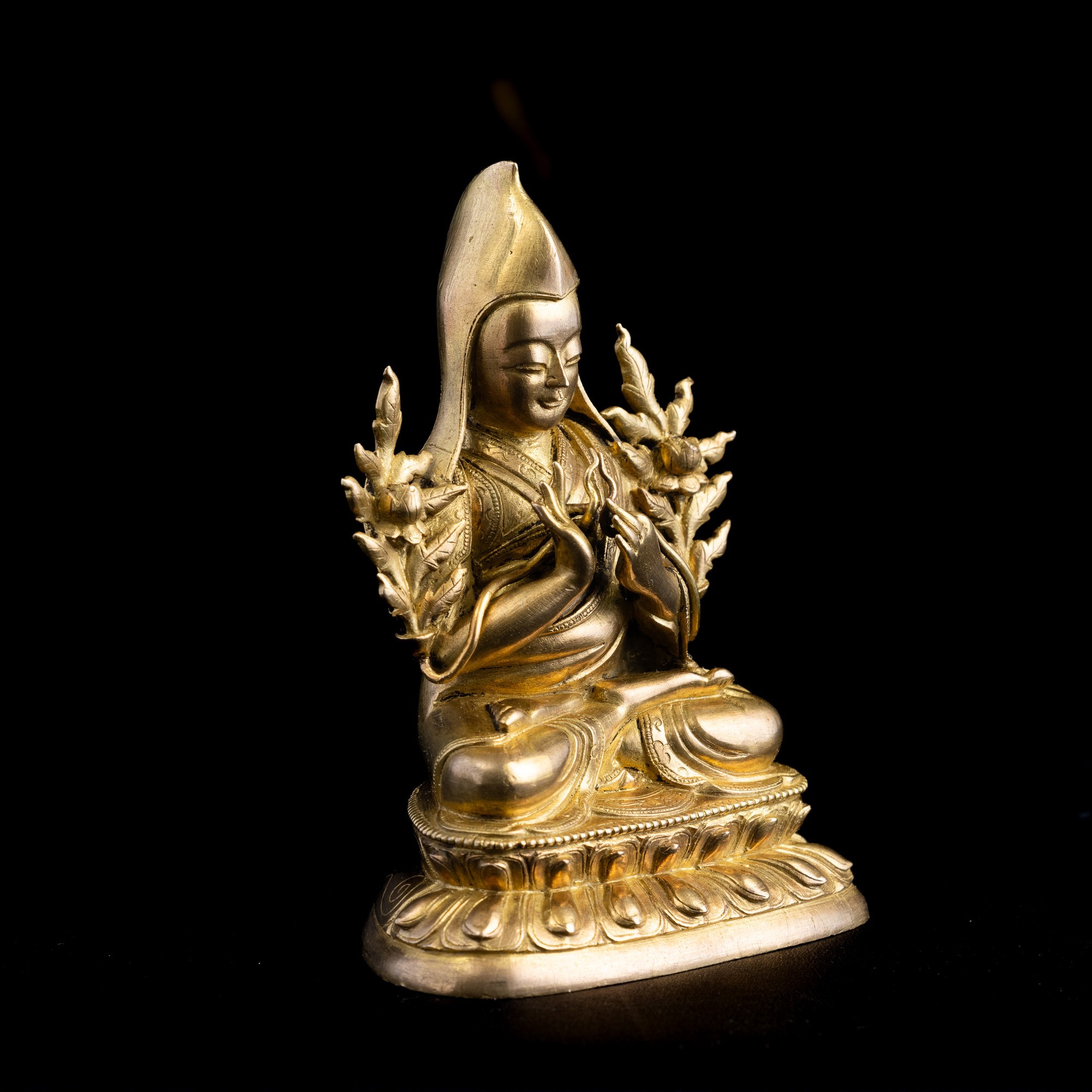 Figura Scolpita in Bronzo Dorato Raffigurante Lama Tsongkhapa Seduto su Doppio Fiore di Lotto, Ci...