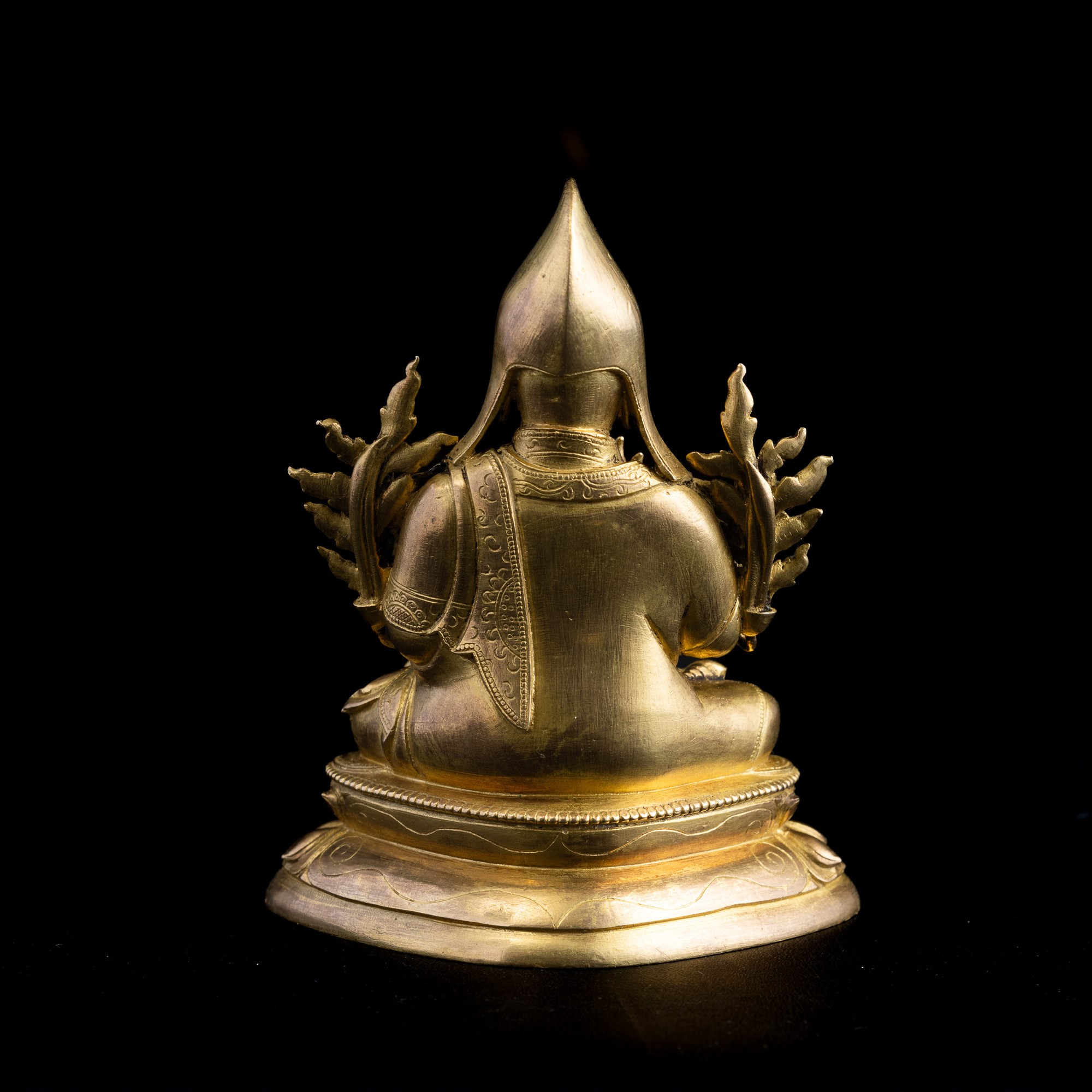 Figura Scolpita in Bronzo Dorato Raffigurante Lama Tsongkhapa Seduto su Doppio Fiore di Lotto, Ci...