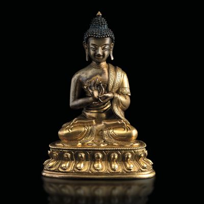 Figura di Buddha in Bronzo Dorato Seduto su Doppio Fiore di Loto, Tibet, XVII Secolo