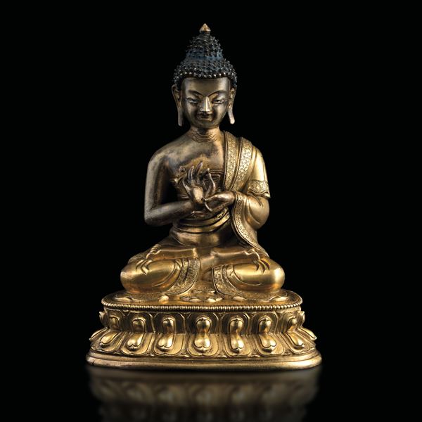 Figura di Buddha in bronzo dorato seduto su doppio fiore di loto, Tibet, XVII secolo