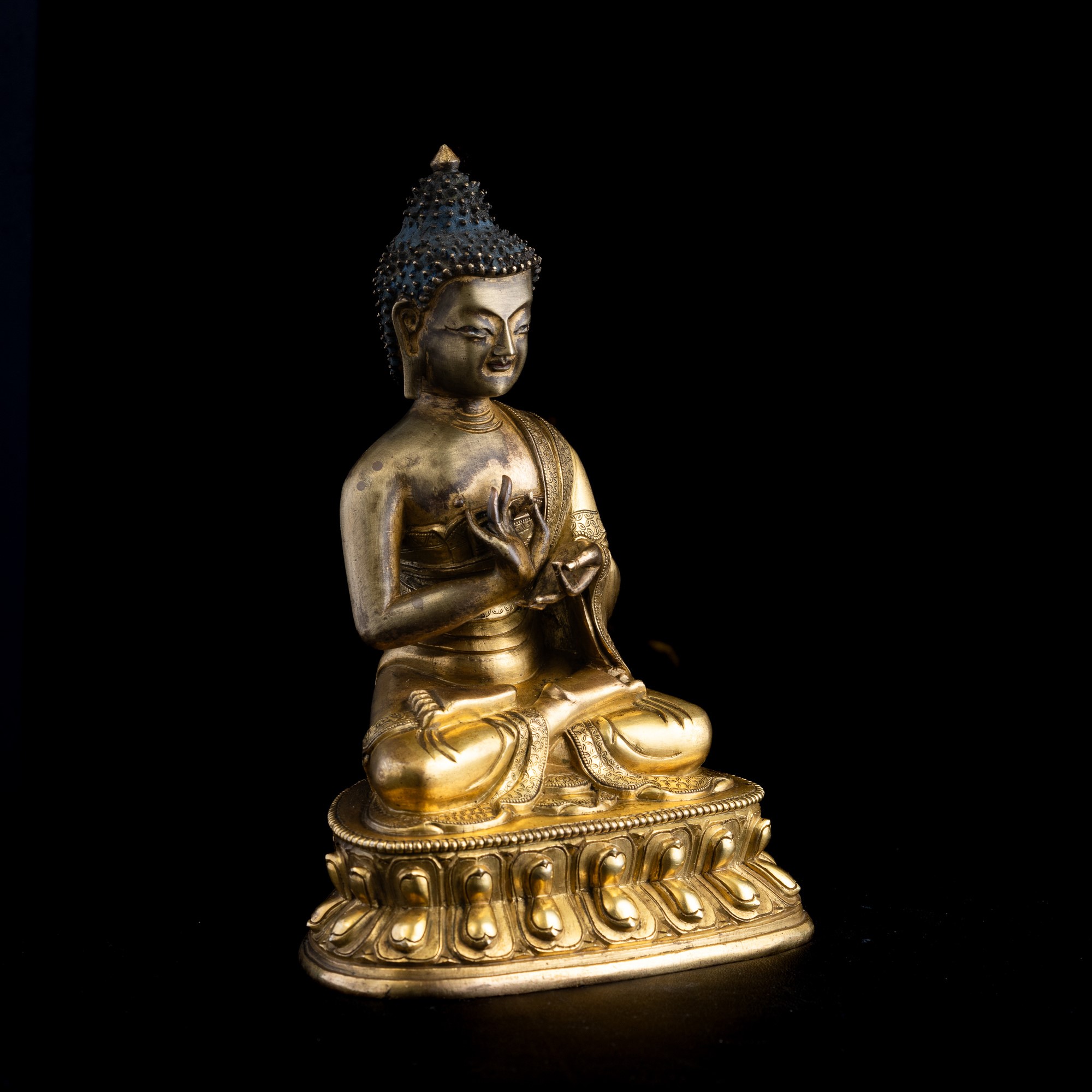 Figura di Buddha in Bronzo Dorato Seduto su Doppio Fiore di Loto, Tibet, XVII Secolo