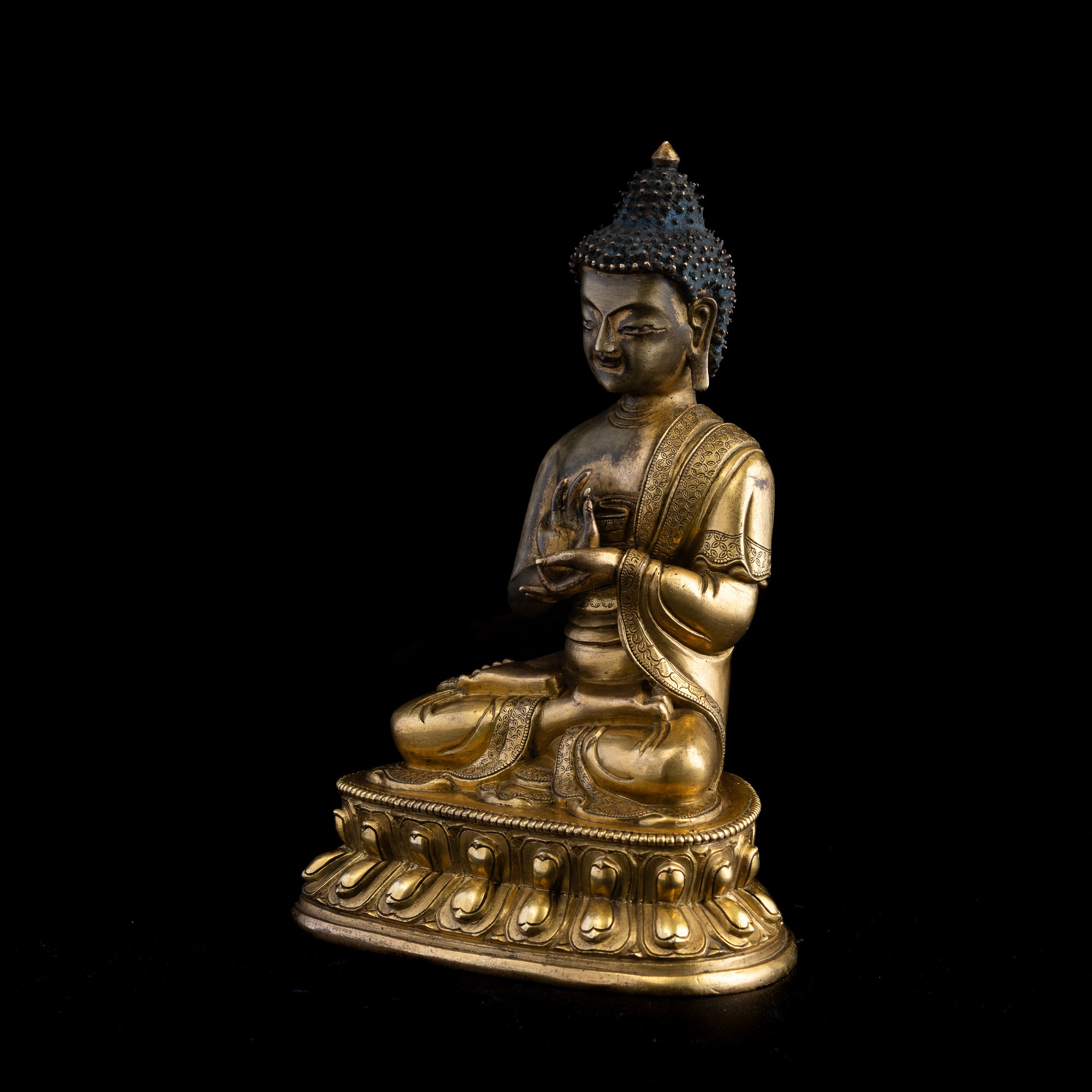 Figura di Buddha in Bronzo Dorato Seduto su Doppio Fiore di Loto, Tibet, XVII Secolo