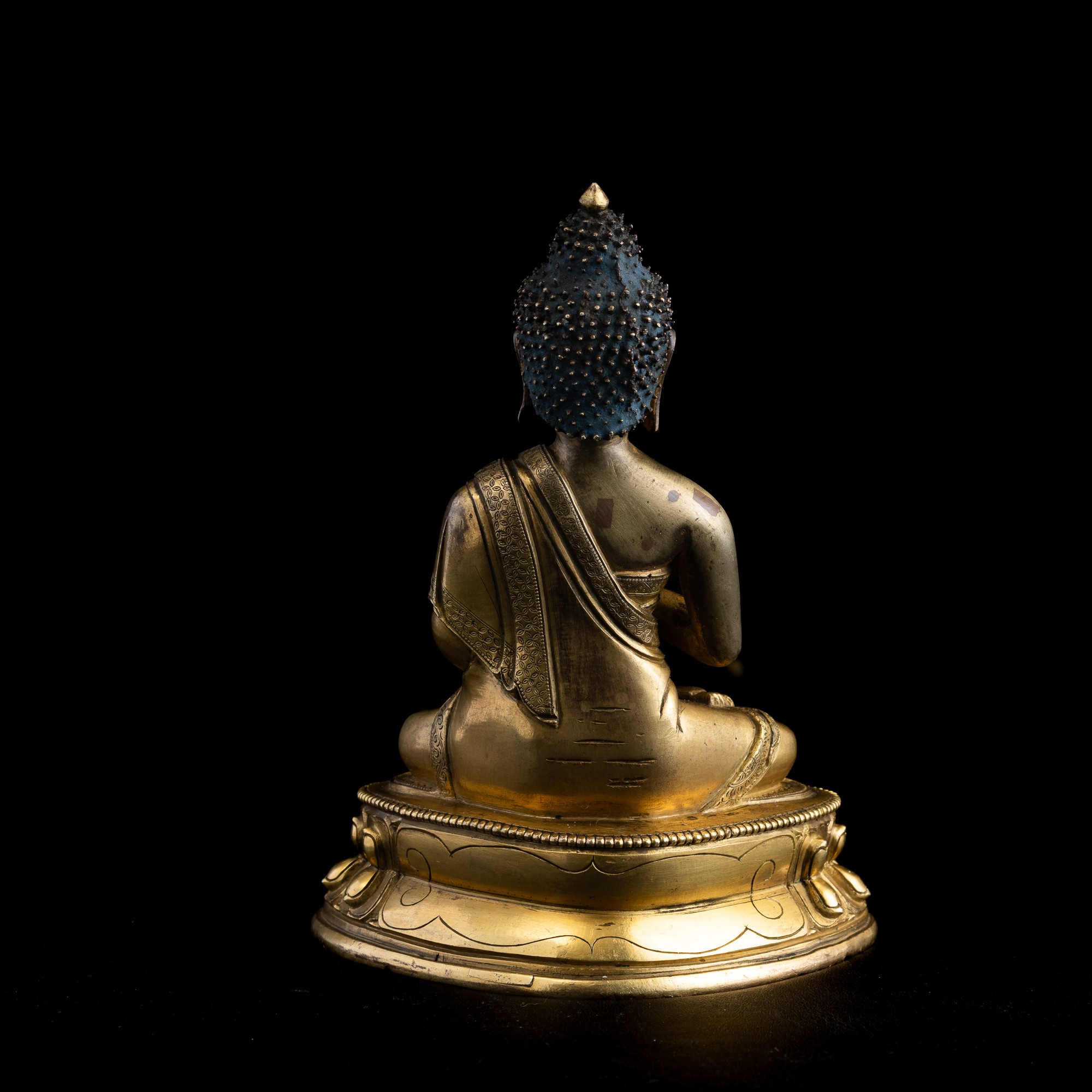 Figura di Buddha in Bronzo Dorato Seduto su Doppio Fiore di Loto, Tibet, XVII Secolo
