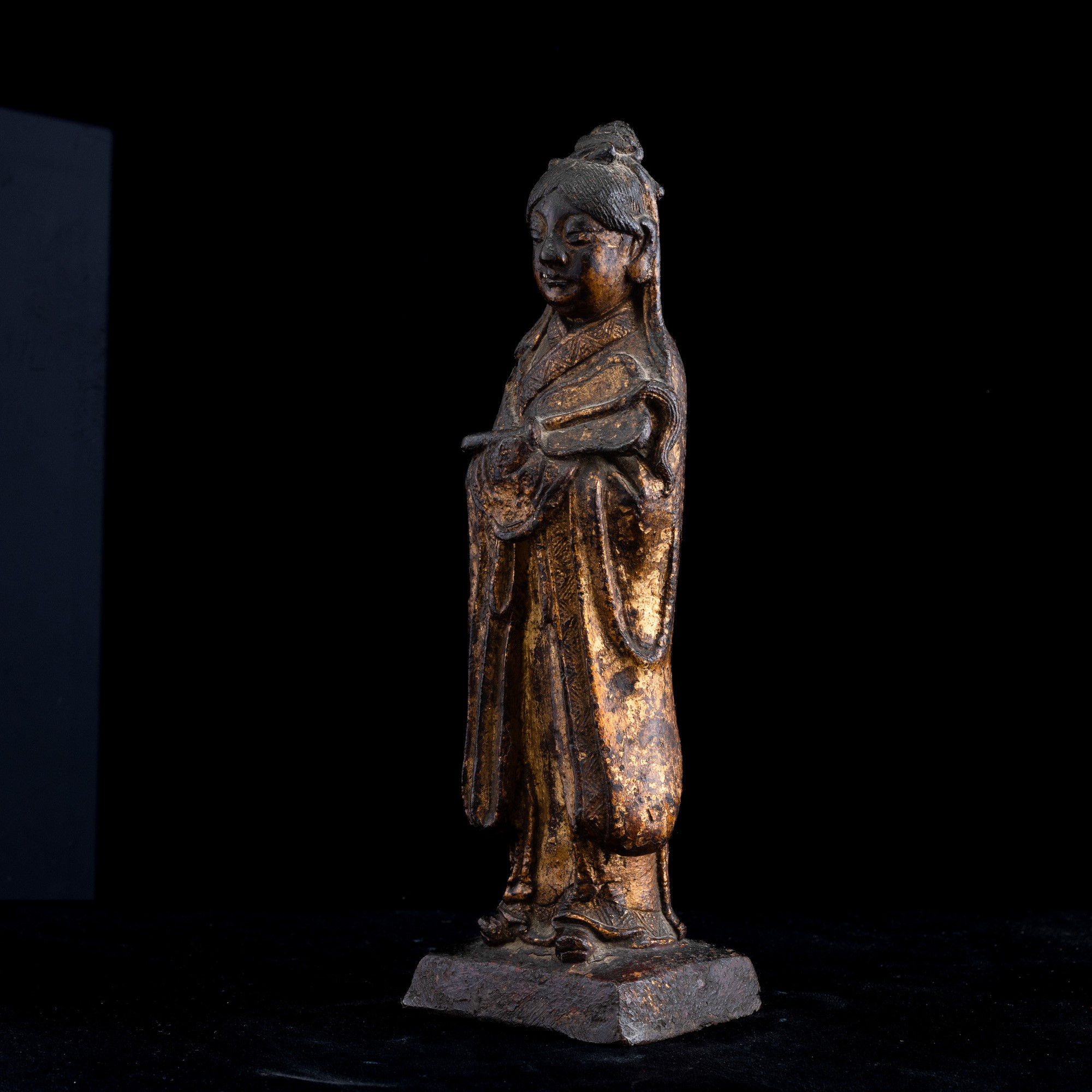 Figura in Bronzo Raffigurante Fanciulla con Tracce di Doratura, Cina, Dinastia Ming, XVII Secolo