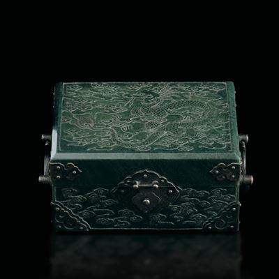 Scatola in Giada Verde Spinacio Raffigurante Draghi Incisi, Cina, Dinastia Qing, XIX Secolo