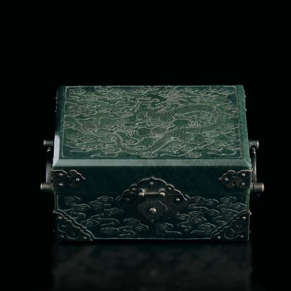 Scatola in giada verde spinacio raffigurante draghi incisi, Cina, Dinastia Qing, XIX secolo