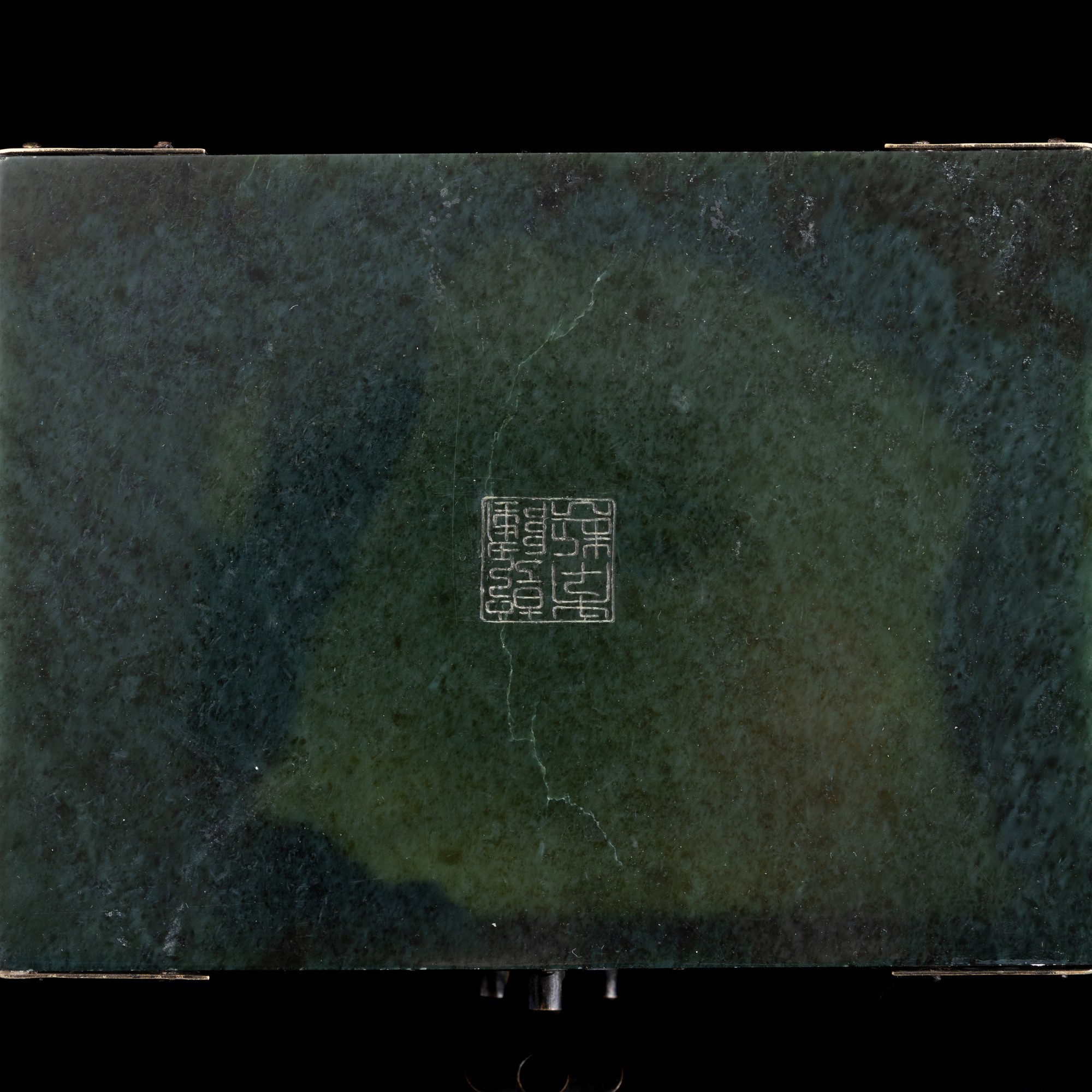 Scatola in Giada Verde Spinacio Raffigurante Draghi Incisi, Cina, Dinastia Qing, XIX Secolo