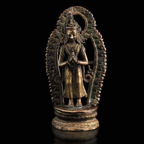 Figura di Buddha in piedi in bronzo con tracce di doratura eretta su doppio fiore di loto con aura, Tibet, XVIII secolo
