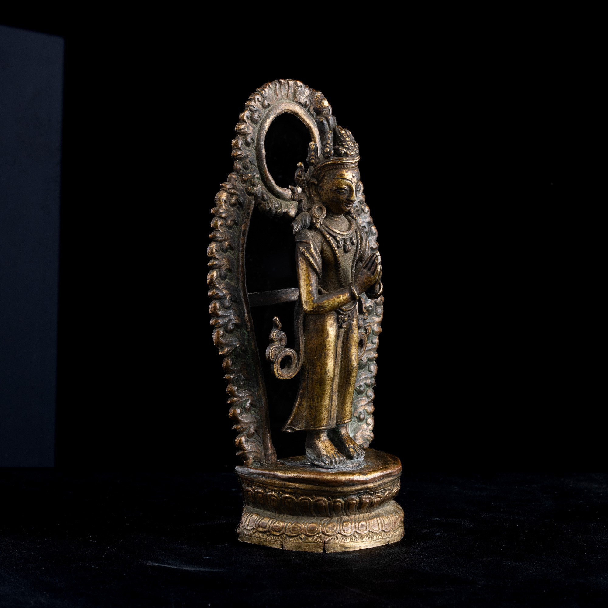 Figura di Buddha in Piedi in Bronzo con Tracce di Doratura Eretta su Doppio Fiore di Loto con Aur...