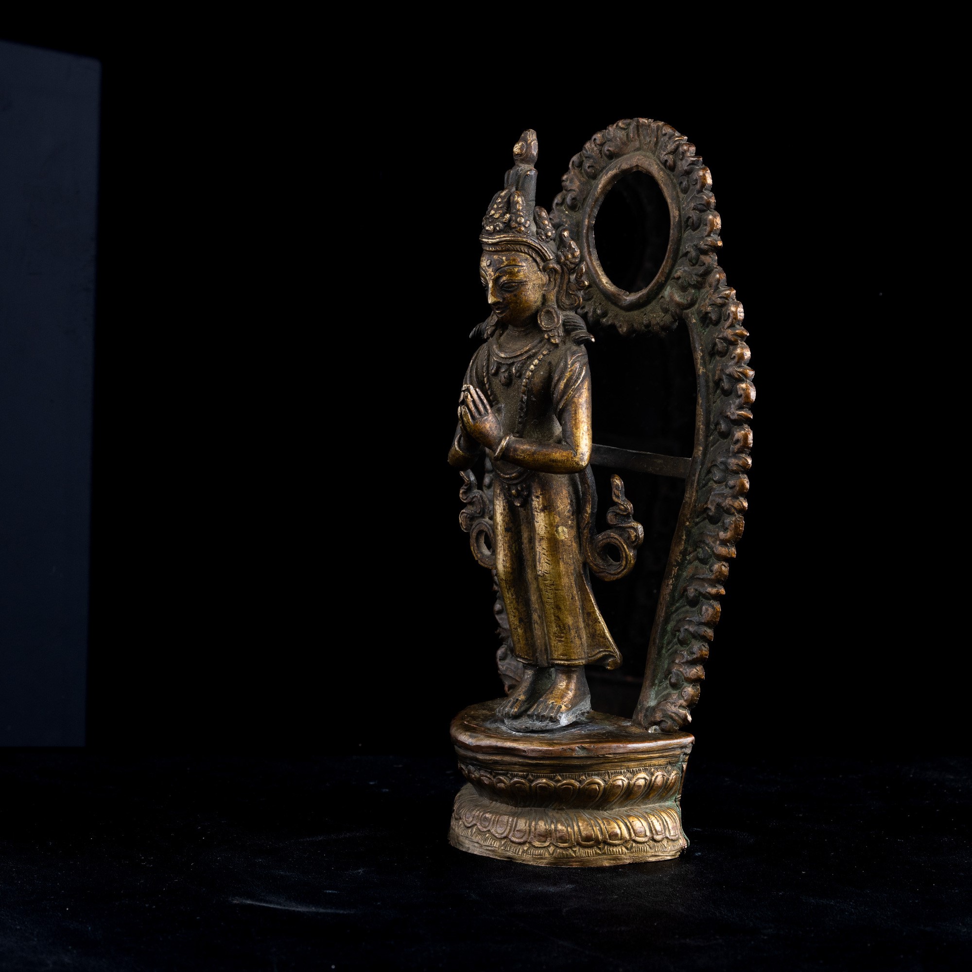 Figura di Buddha in Piedi in Bronzo con Tracce di Doratura Eretta su Doppio Fiore di Loto con Aur...