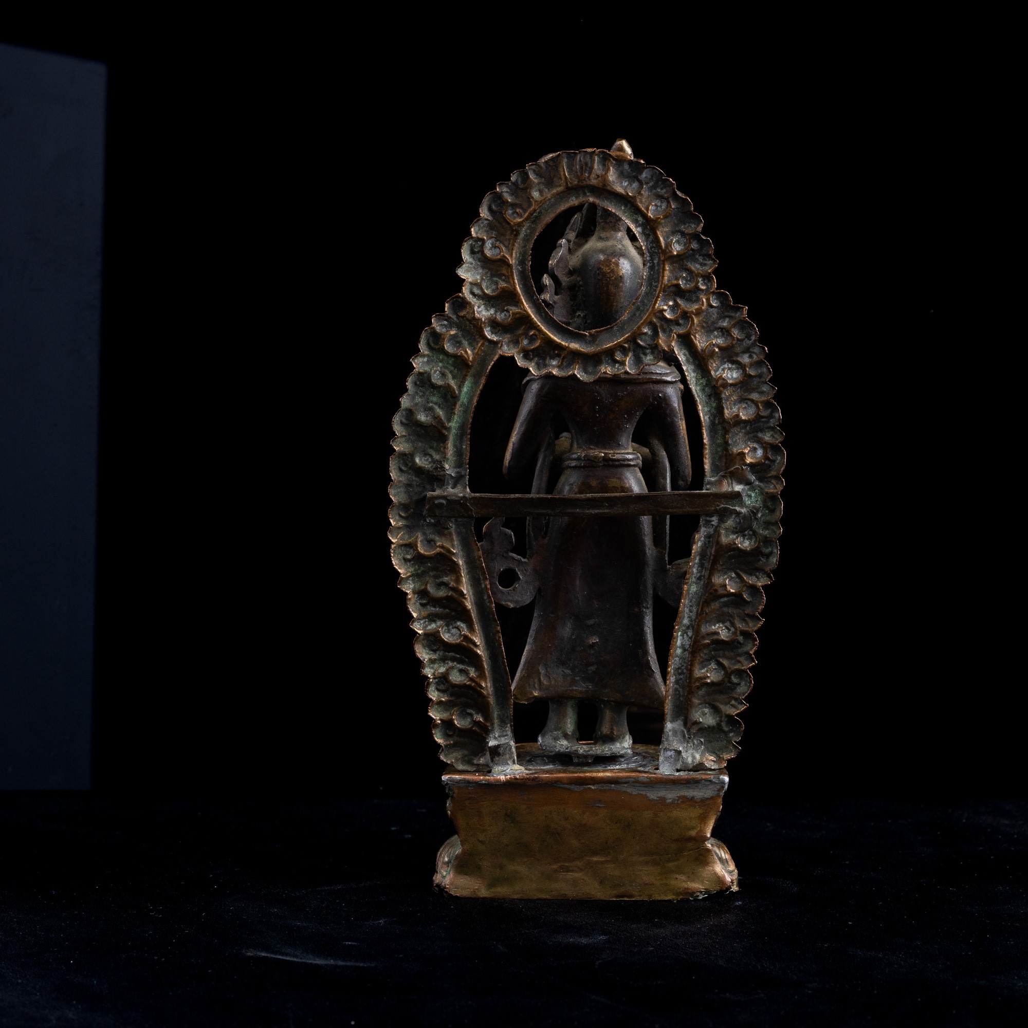 Figura di Buddha in Piedi in Bronzo con Tracce di Doratura Eretta su Doppio Fiore di Loto con Aur...
