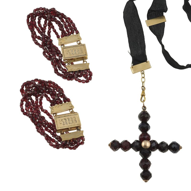 Lotto composto da due bracciali e un pendente con granati  - Asta Gioielli - Cambi Casa d'Aste