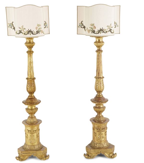 Coppia di torciere in legno intagliato e parzialmente dorato. XIX secolo