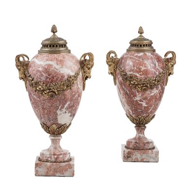 Coppia di Vasi in Marmo con Montatura in Bronzo Dorato. XIX-XX Secolo
