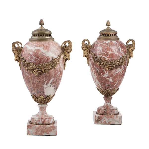 Coppia di vasi in marmo con montatura in bronzo dorato. XIX-XX secolo