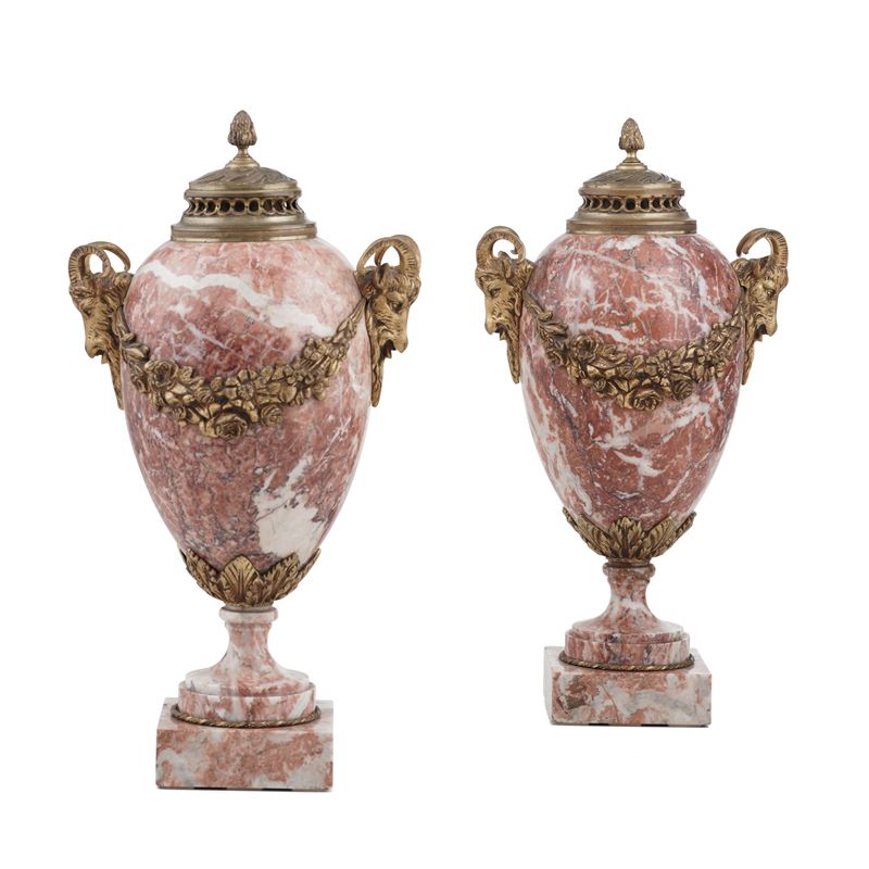 Coppia di vasi in marmo con montatura in bronzo dorato. XIX-XX secolo  - Auction Italian Residences - Cambi Casa d'Aste