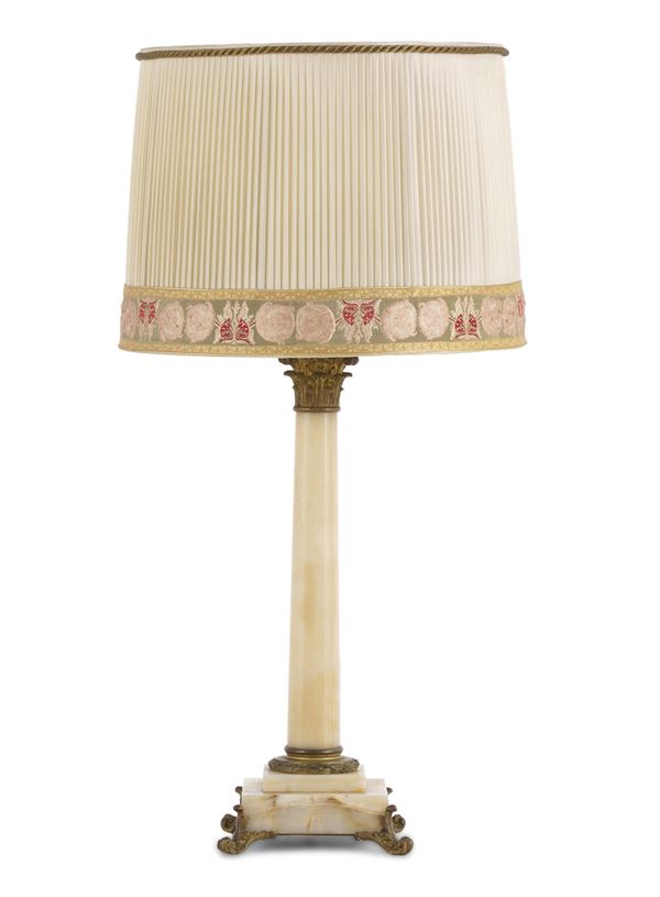 Abat jour in onice e bronzo dorato. XX secolo