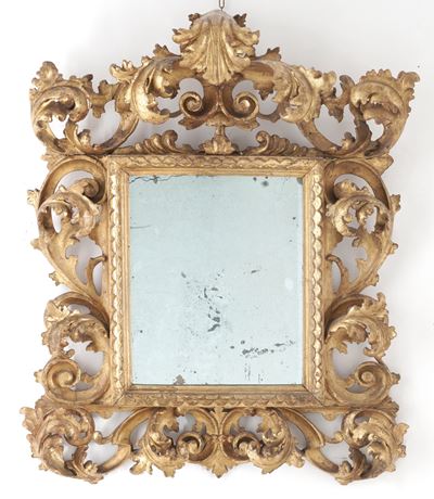 Piccola Specchiera a Cartoccio in Legno Intagliato e Dorato. XIX-XX Secolo