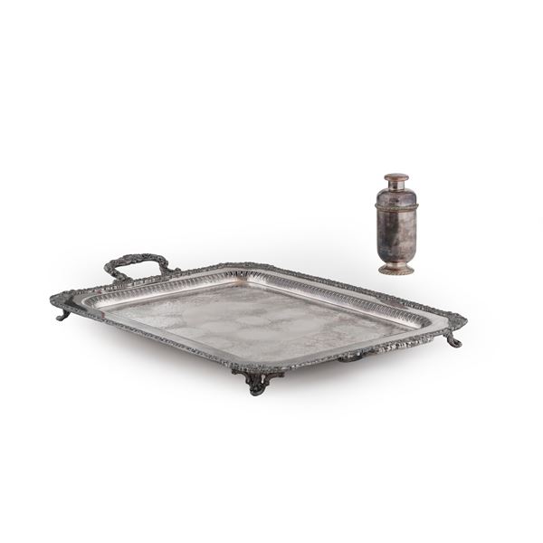 Un vassoio e uno shaker in metallo argentato. XX secolo