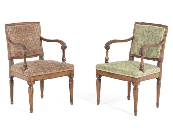 Coppia di poltrone Luigi XVI in noce intagliato. Fine XVIII secolo