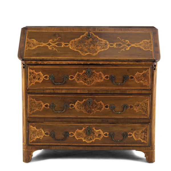 Ribalta in noce intarsiata, filettata e parzialmente lastronata in radica. XVIII secolo