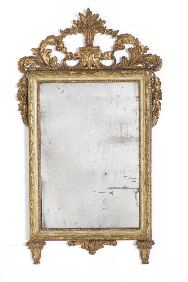 Specchiera in legno intagliato, laccato e dorato. Fine XVIII secolo