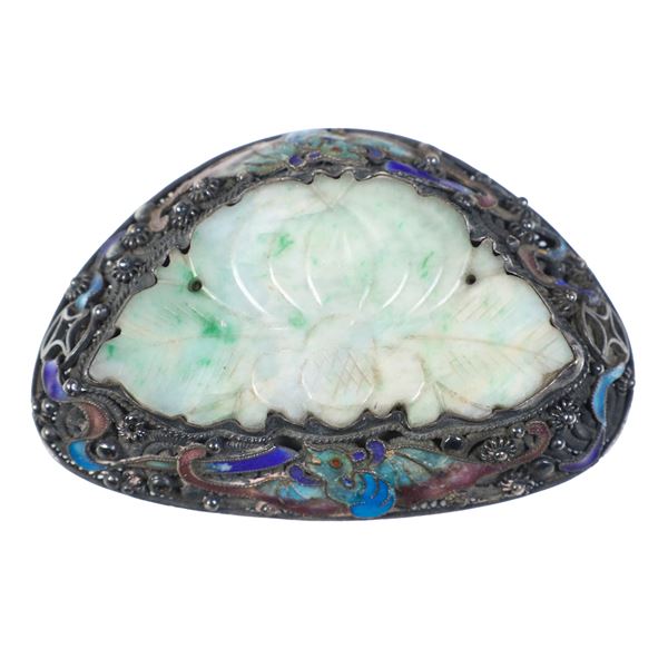 Spilla in giada con montatura in argento parzialmente smaltato