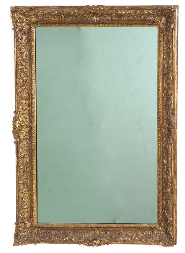 Specchiera in legno e pastiglia dorati. Fine XIX - inizi XX secolo