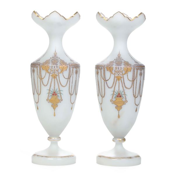 Coppia di vasi in vetro opalino. XX secolo