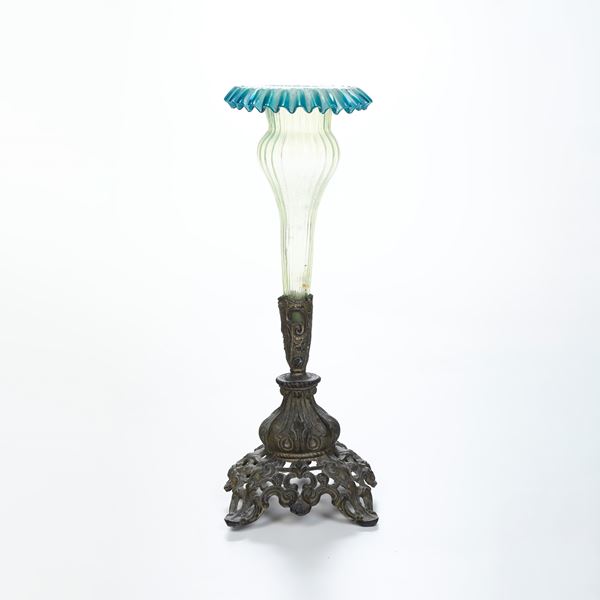Vaso solifiore con base in metallo. XX secolo