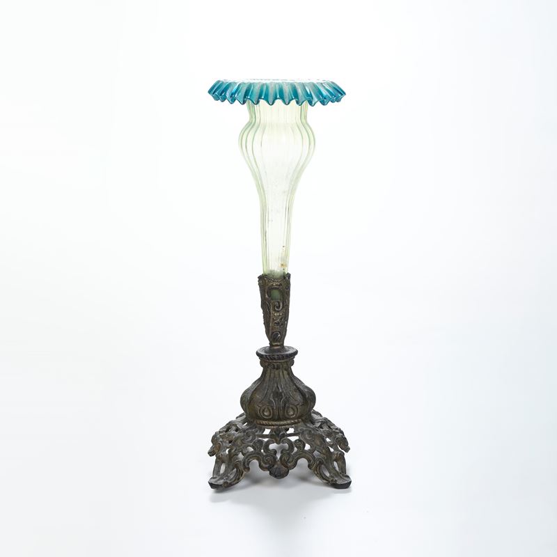 Vaso solifiore con base in metallo. XX secolo  - Asta Antiquariato e Cornici - Cambi Casa d'Aste