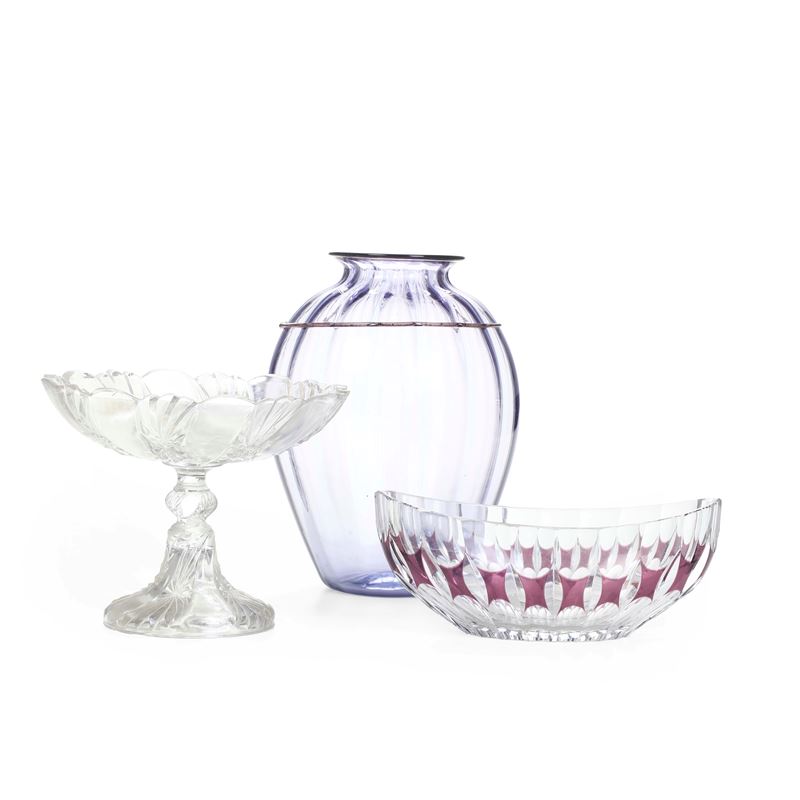 Lotto in vetro composto da un vaso, un centrotavola e un’alzata  - Auction Antiques - Cambi Casa d'Aste