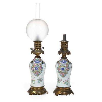 Coppia di Vasi Orientali Montati a Lampada